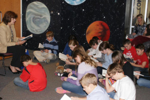 Children reading Star Challengers along with the Paducah, KT Mayor